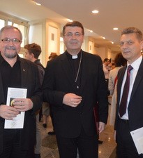 Biskup Šaško na otvaranju izložbe „Tragovima madonera“